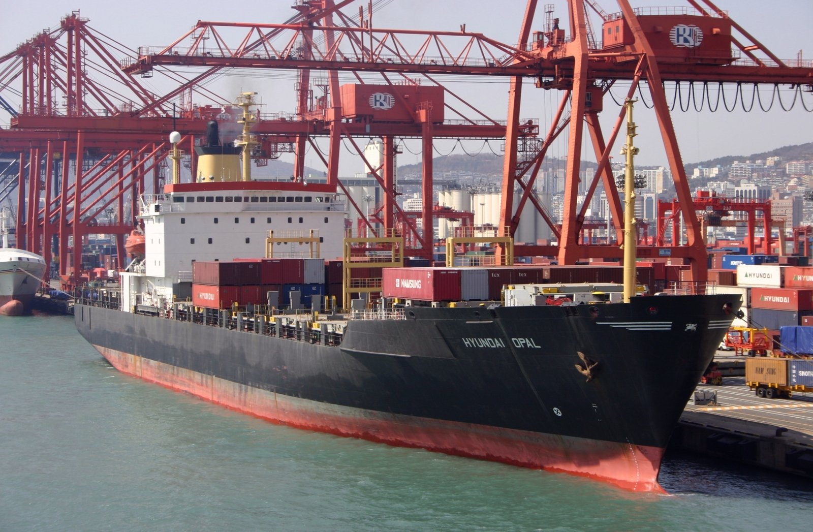 Container ship Hyundai Opal in Busan port, South Korea, photographed in March 2006