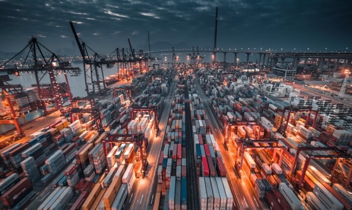 Cargo containers at a major seaport illustrating the WTO trade fragmentation warning