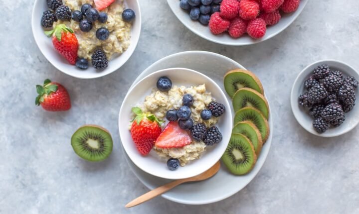 Bowl of oatmeal topped with berries, illustrating a high-fiber breakfast for weight loss