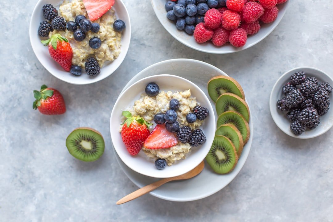 Bowl of oatmeal topped with berries, illustrating a high-fiber breakfast for weight loss