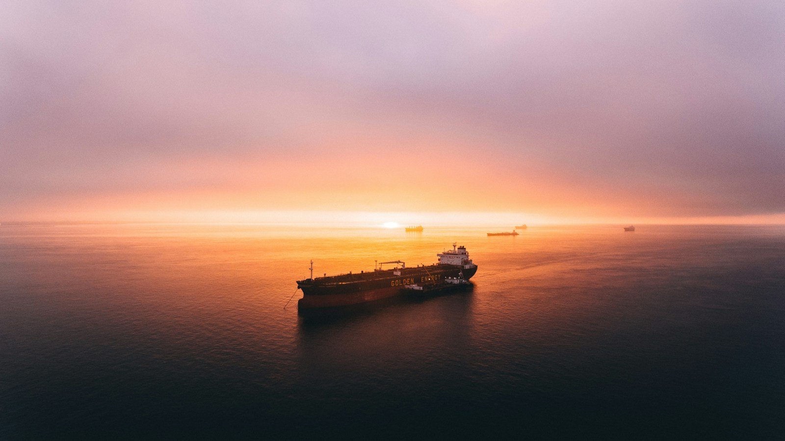 Oil tanker at sea illustrating Russian energy trade affected by the 2026 U.S. sanctions law