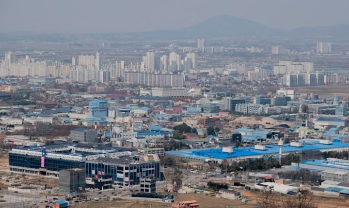 Wide view of Seoul, South Korea, illustrating the country’s expanded technology espionage law